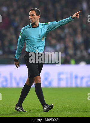 Brema, Deutschland. Xii Mar, 2018. arbitro Benjamin marca. GES/ Fussball/ 1. Bundesliga: Werder Bremen - 1. FC KÃ¶ln, 12.03.2018 Calcetto: 1° Campionato: Werder Brema vs FC Colonia, Brema, Marzo 12, 2018 |utilizzo del credito in tutto il mondo: dpa/Alamy Live News Foto Stock