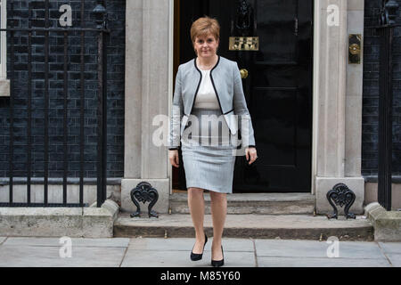 Londra, Regno Unito. Il 14 marzo 2018. Nicola storione, Primo ministro di Scozia, foglie 10 Downing Street a seguito di un incontro con il Primo Ministro Theresa Maggio. Argomenti discussi comprendevano Brexit, poteri conferiti attraverso il ritiro dell'UE Bill emendamento e l'agente nervino attentato in Salisbury. Credito: Mark Kerrison/Alamy Live News Foto Stock