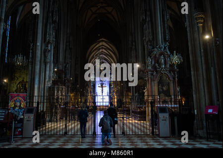 Vienna, Austria. Xiv Mar, 2018. Un uomo cammina accanto alla principale stazione ferroviaria prima del sorgere del sole in Vienna. Credito: Omar Marques/SOPA Immagini/ZUMA filo/Alamy Live News Foto Stock