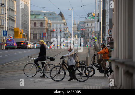 Vienna, Austria. Xiv Mar, 2018. La gente si vede sulle biciclette in attesa di attraversare la strada a Vienna. Credito: Omar Marques/SOPA Immagini/ZUMA filo/Alamy Live News Foto Stock