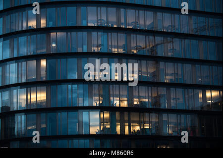 Vienna, Austria. Xiv Mar, 2018. Uffici vuoti visto presso la Erste Bank uffici prima del sorgere del sole in Vienna. Credito: Omar Marques/SOPA Immagini/ZUMA filo/Alamy Live News Foto Stock