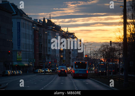 Vienna, Austria. Xiv Mar, 2018. Auto visibile durante il sunrise accanto alla principale stazione ferroviaria di Vienna. Credito: Omar Marques/SOPA Immagini/ZUMA filo/Alamy Live News Foto Stock