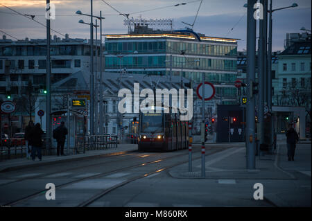 Vienna, Austria. Xiv Mar, 2018. La gente a prendere un tram prima del sorgere del sole in Vienna. Credito: Omar Marques/SOPA Immagini/ZUMA filo/Alamy Live News Foto Stock