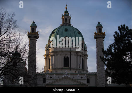 Vienna, Austria. Xiv Mar, 2018. Luci di sunrise colpisce un lato della Rektoratskirche San Karl Borromaus in Vienna. Credito: Omar Marques/SOPA Immagini/ZUMA filo/Alamy Live News Foto Stock