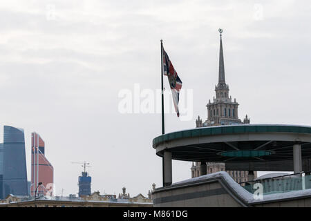 Mosca, Russia. Il 14 marzo 2018. La Union Jack flag vola presso l' ambasciata britannica. Il Primo Ministro inglese Theresa Maggio ha annunciato il Regno Unito sta per espellere 23 diplomatici russi oltre l'avvelenamento di ex militari russi intelligence officer Sergei Skripal in Salisbury. Credito: Victor Vytolskiy/Alamy Live News Foto Stock