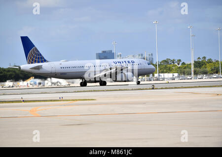 WEST PALM BEACH, FL - 13 aprile: Regno compagnia aerea Jet atterra dopo un PR incubo in cui un uomo ha trascinato fuori da un volo su Aprile 13, 2017 in West Palm Beach, Florida. Persone: REGNO COMPAGNIA AEREA JET Foto Stock