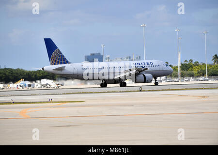 WEST PALM BEACH, FL - 13 aprile: Regno compagnia aerea Jet atterra dopo un PR incubo in cui un uomo ha trascinato fuori da un volo su Aprile 13, 2017 in West Palm Beach, Florida. Persone: REGNO COMPAGNIA AEREA JET Foto Stock