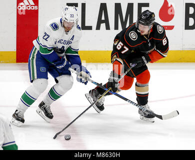 Los Angeles, California, USA. Xiv Mar, 2018. Vancouver Canucks' in avanti Daniel Sedin (22) il sistema VIES con Anaheim Ducks' in avanti Richard Rakell (67) durante il 2017-2018 NHL Hockey gioco di Anaheim, in California, il 14 marzo 2018. Le anatre vinto 3-0. Credito: Ringo Chiu/ZUMA filo/Alamy Live News Foto Stock