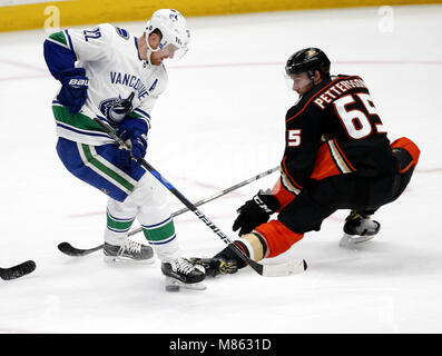 Los Angeles, California, USA. Xiv Mar, 2018. Vancouver Canucks' in avanti Daniel Sedin (22) il sistema VIES con Anaheim Ducks' defenceman Marcus Pettersson (65) durante il 2017-2018 NHL Hockey gioco di Anaheim, in California, il 14 marzo 2018. Le anatre vinto 3-0. Credito: Ringo Chiu/ZUMA filo/Alamy Live News Foto Stock