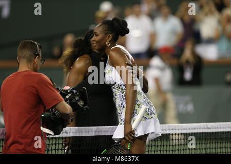 INDIAN WELLS, CA - 12 Marzo: Venus Williams di Stati Uniti sconfigge la sorella Serena Williams durante il giorno 8 di BNP Paribas aprire il 12 marzo 2018 in Indian Wells, California. Persone; Serena Williams, Venus Williams Foto Stock