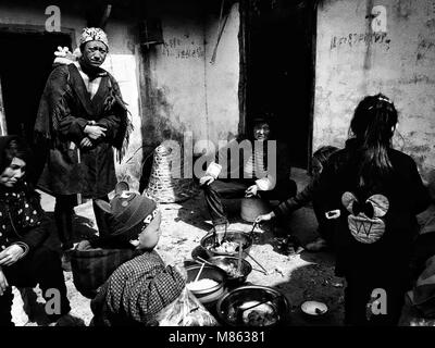 Sichuan, Sichuan, in Cina. Xv Mar, 2018. Sichuan, Cina-15th Marzo 2018: persone vivono nell indigenza Daliang zona di montagna nel sud-ovest della Cina di provincia di Sichuan. Credito: SIPA Asia/ZUMA filo/Alamy Live News Foto Stock