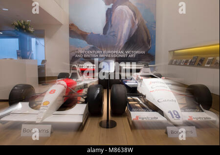 Bonhams, New Bond Street, Londra, Regno Unito. Il 15 marzo 2018. Il 1984 Formula sovralimentato 1 Toleman-Hart TG184, pilotato da Ayrton Senna dopo il suo Gran Premio di Monaco di F1 debutto e la finale Grand Prix di Monaco-winning 1993 McLaren-Ford MP4/8una Formula 1 racing monoposto sono in mostra presso Bonhams New Bond Street prima del loro trasferimento a Bonhams Monaco Vendita sul 11 maggio 2018. Credito: Malcolm Park/Alamy Live News. Foto Stock