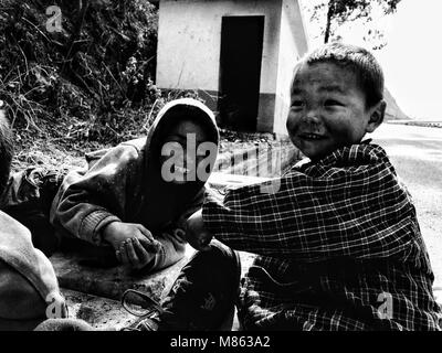 Sichuan, Sichuan, in Cina. Xv Mar, 2018. Sichuan, Cina-15th Marzo 2018: persone vivono nell indigenza Daliang zona di montagna nel sud-ovest della Cina di provincia di Sichuan. Credito: SIPA Asia/ZUMA filo/Alamy Live News Foto Stock