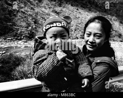 Sichuan, Sichuan, in Cina. Xv Mar, 2018. Sichuan, Cina-15th Marzo 2018: persone vivono nell indigenza Daliang zona di montagna nel sud-ovest della Cina di provincia di Sichuan. Credito: SIPA Asia/ZUMA filo/Alamy Live News Foto Stock