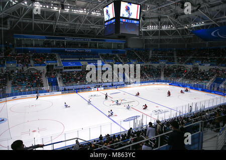 Gangneung, Corea del Sud. Xv Mar, 2018. I giocatori di competere nel corso di hockey su ghiaccio mescolato i play-off semifinale tra la Corea del Sud e il Canada al 2018 PyeongChang i Giochi Paraolimpici Invernali in Gangneung Hockey Center, Gangneung, Corea del Sud, 15 marzo 2018. Il Canada ha vinto 7-0. Credito: Wang Jingqiang/Xinhua/Alamy Live News Foto Stock