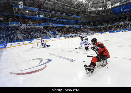 Gangneung, Corea del Sud. Xv Mar, 2018. Tyler McGregor (anteriore) del Canada compete durante l'hockey su ghiaccio mescolato i play-off semifinale tra la Corea del Sud e il Canada al 2018 PyeongChang i Giochi Paraolimpici Invernali in Gangneung Hockey Center, Gangneung, Corea del Sud, 15 marzo 2018. Il Canada ha vinto 7-0. Credito: Xia Yifang/Xinhua/Alamy Live News Foto Stock