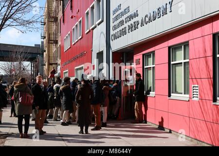 La città di New York, New York, Stati Uniti d'America. Xiv Mar, 2018. Gli studenti del Bronx Faro Scuola Charter camminato fuori del loro aule in un silenzioso di protesta contro la violenza della pistola e in solidarietà con Marjory Stoneman Douglas High School gli studenti in un parco, Florida cui scuola era il visto di un tiro di massa che ha portato in 17 degli studenti morti in febbraio. Credito: G. Ronald Lopez/ZUMA filo/Alamy Live News Foto Stock