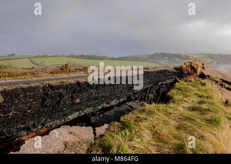 A379, Slapton Ley. Il 15 marzo 2018. Cancellazione di cielo sopra il West Country oggi. Gli intervalli di sole oltre il danneggiato una379 a Slapton Sands nel South Devon. Credito: James jagger/Alamy Live News Foto Stock