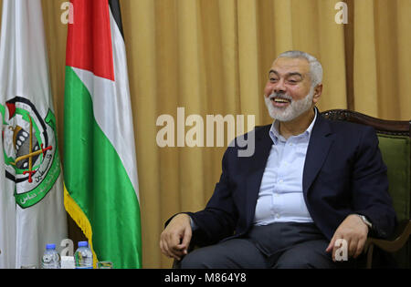 La città di Gaza, Striscia di Gaza, Territori palestinesi. Xv Mar, 2018. Il capo di Hamas Ismail Haniyeh partecipa ad un incontro con i leader della Jihad islamica, nella città di Gaza il 15 marzo 2018 Credit: Ashraf Amra/immagini APA/ZUMA filo/Alamy Live News Foto Stock