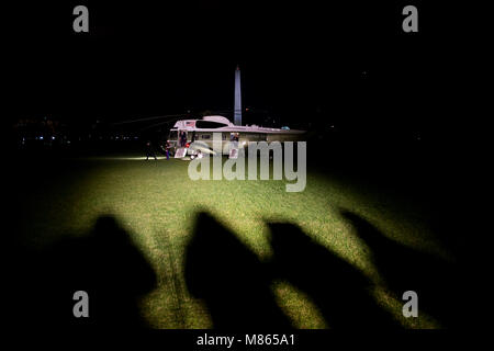 Il Presidente degli Stati Uniti, Trump esce Marine uno come lui arriva alla Casa Bianca a Washington DC, dopo il viaggio nel sud della California e a san Luigi Mercoledì, 14 marzo, 2018. Credito: Eric Thayer/Piscina via CNP /MediaPunch Foto Stock