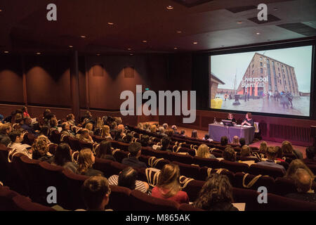 Londra, Regno Unito. Il 15 marzo, 2018. Sally Tallant (a destra), direttore della Biennale di Liverpool e Kitty Scott (co-curatore, Biennale di Liverpool) alla Tate Modern di Londra per il lancio del programma per la decima Biennale di Liverpool, aprendo il 14 luglio 2018 in sedi di Liverpool, segnando il suo ventesimo anniversario. Credito: Roger Garfield/Alamy Live News Foto Stock