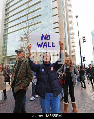 Pechino, USA. Xii Mar, 2018. Una donna prende parte in una marcia di protesta contro il muro di frontiera a San Diego, Stati Uniti, il 12 marzo 2018. Quando gli altri paesi stanno costruendo ponti per facilitare il trasporto e la comunicazione e gli Stati Uniti, al contrario, è la costruzione di un muro che pretende di impediscono ai migranti di entrare nel paese ma finirà per isolare dal resto del mondo. Credito: Li Ying/Xinhua/Alamy Live News Foto Stock