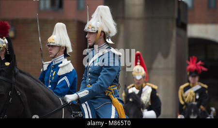 Knightsbridge di Londra, Regno Unito. Il 15 marzo 2018. Knightsbridge testimoni un impressionante spettacolo come la regina bodyguard montato parade di Hyde Park per dimostrare la loro disponibilità per un'altra estate ricca di pageantry. Dopo intensi preparativi che hanno coinvolto centinaia di ore di formazione, levigatura fisica e mentale di prodezze di entrambi i cavalli e gli uomini, la famiglia di cavalleria reggimento montato sono collocati attraverso i loro passi durante la loro ispezione annuale mediante il maggiore generale Ben Bathurst il Comandante generale della divisione di uso domestico. Cavalleggeri francesi anche prendere parte. Credito: Malcolm Park/Alamy Live News. Foto Stock