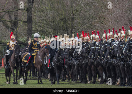 Londra, Regno Unito. Il 15 marzo, 2018. Il Maggiore Generale Ben Bathurst , nel cappello piumati, ispeziona le truppe - La famiglia di cavalleria reggimento montato, il Queen's bodyguard montato parade di Hyde Park per dimostrare la propria disponibilità a condurre membro doveri cerimoniali per l'anno. La loro ispezione annuale è stata effettuata mediante il maggiore generale Ben Bathurst il Comandante generale della divisione di uso domestico. Il credito per uso domestico: Guy Bell/Alamy Live News Foto Stock