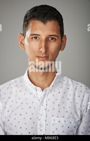 Giovane uomo con barba arabo close up ritratto Foto Stock