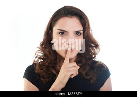 Brunette donna mostra il silenzio segno isolato su sfondo bianco Foto Stock