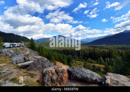 Campeggio nelle Montagne Rocciose Canadesi paesaggio di montagna, nei pressi di Whistler BC Foto Stock