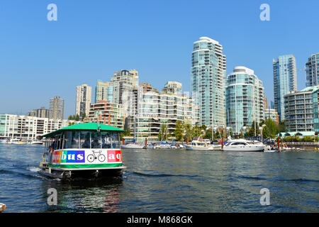 Traghetto per attraversare a Granville Island, Vancouver, BC Canada Foto Stock