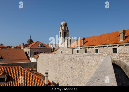Vista in dettaglio della storica Dubvronik visto dalle mura di fortificazione Foto Stock