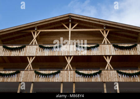 Tipica casa in legno in Alta Badia, Italia Foto Stock