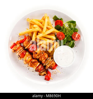 Kebab - grigliate di carne e verdure su sfondo bianco Foto Stock