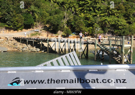 Il Pelorus Mailboat, oficially parte della Nuova Zelanda Post mail run, tiene e-mail, forniture e ai passeggeri di parti remote del Marlborough Suono. Foto Stock