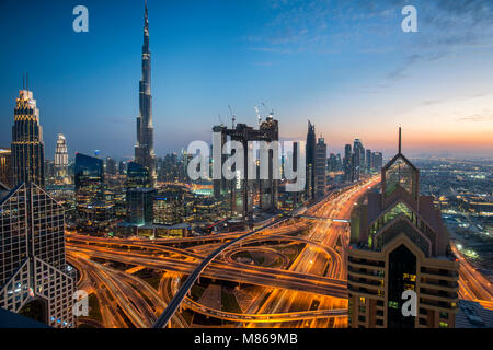 Paesaggi urbani di giorno e di notte, dotate di Singapore o Dubai. Per Singapore, dotate di Marina Bay Sands dal porto. Dubai offre il centro di Dubai. Foto Stock