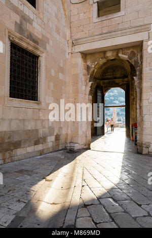 Dubrovnik, Croazia, 20 Luglio 2017: vista attraverso una porta della città di Dubvronik che è illuminata dal sole al mattino Foto Stock