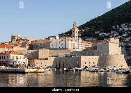 Dubrovnik, Croazia, 20 Luglio 2017: Boat Harbour con la storica Dubvronik nella luce del mattino Foto Stock