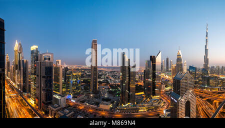 Paesaggi urbani di giorno e di notte, dotate di Singapore o Dubai. Per Singapore, dotate di Marina Bay Sands dal porto. Dubai offre il centro di Dubai. Foto Stock