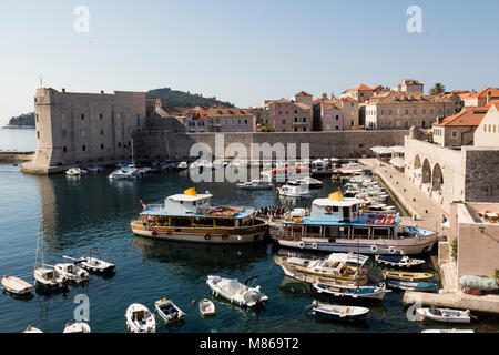 Dubrovnik, Croazia, 20 Luglio 2017: Boat Harbour con la storica Dubvronik nella luce del mattino Foto Stock