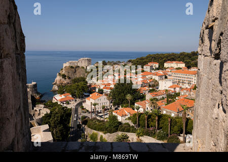 Dubrovnik, Croazia, 20 Luglio 2017: vista mozzafiato del moderno Dubrovnik fotografata al di fuori della finestra di mura di fortificazione Foto Stock