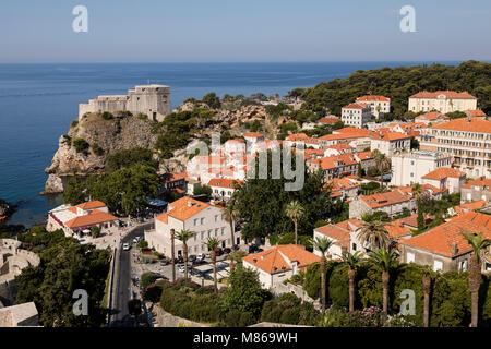 Dubrovnik, Croazia, 20 Luglio 2017: vista mozzafiato del moderno Dubrovnik con le sue palme sul Mediterraneo Foto Stock