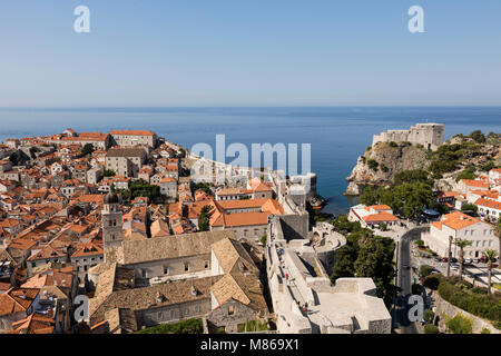 Dubrovnik, Croazia, 20 Luglio 2017: Splendida vista del centro storico di Dubrovnik con le sue mura fortificate in estate Foto Stock