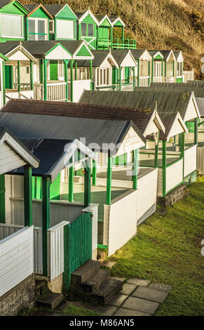 Cabine sulla spiaggia, a baia Rotherslade sulla Penisola di Gower Galles del Sud Foto Stock