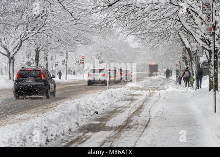 Montreal, CA - 14 Marzo 2018: il traffico su Rachel Street durante l'inverno tempesta di neve Foto Stock