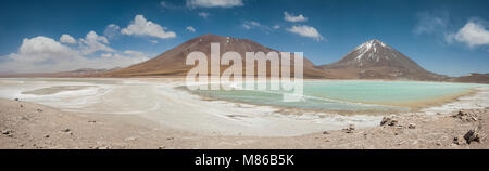 Laguna Verde è altamente concentrato sale lago situato nell'Eduardo Avaroa fauna Andina Parco Nazionale vicino vulcano Licancabur, Sur Lipez - Bolivia Foto Stock