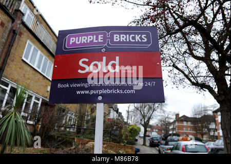 Un viola mattoni venduti agente immobiliare segno esterno di una casa a Muswell Hill, Londra Foto Stock