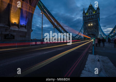 Attraverso il Tower Bridge al tramonto Foto Stock