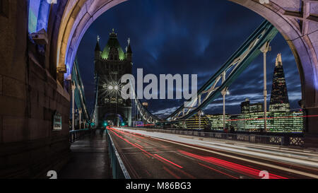Attraverso il Tower Bridge al tramonto Foto Stock